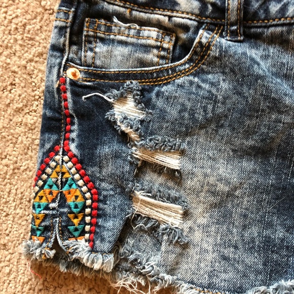 Jean shorts with tribal stitching - Picture 3 of 6